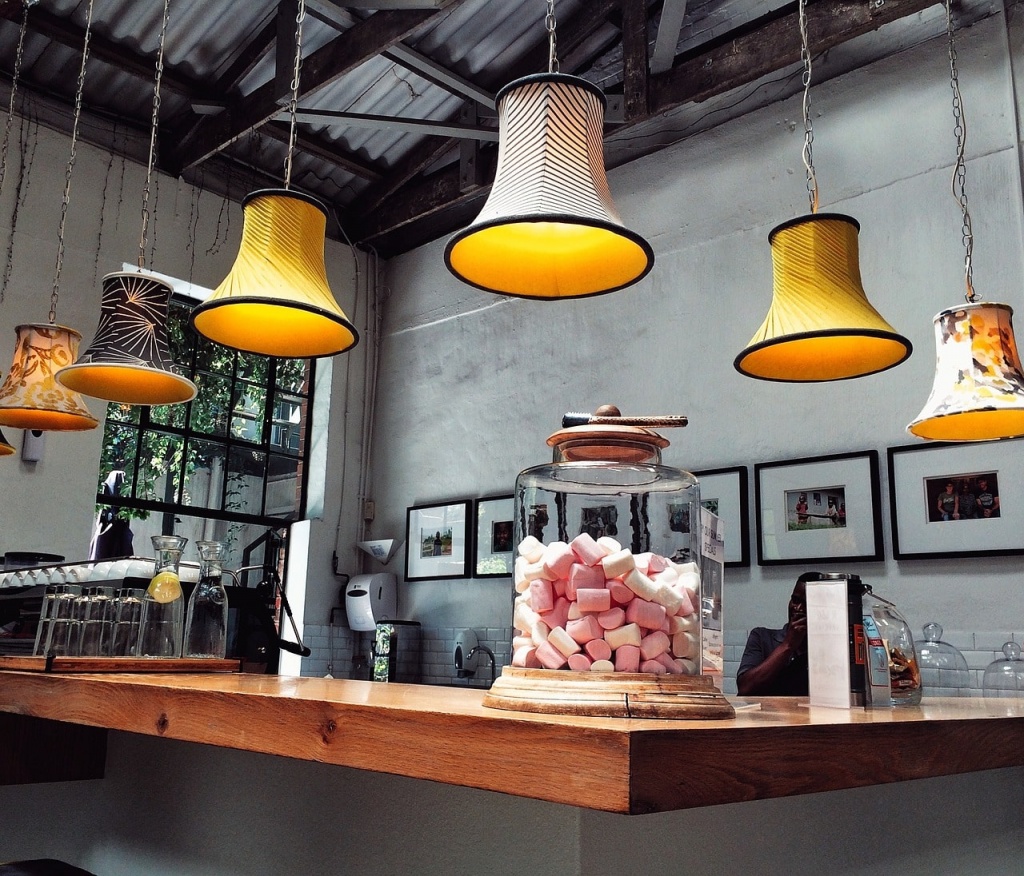 красивые потолочные светильники в кафе фото