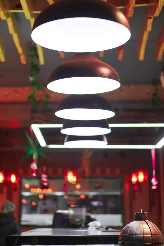 потолочные светильники в ряд в кафе фото