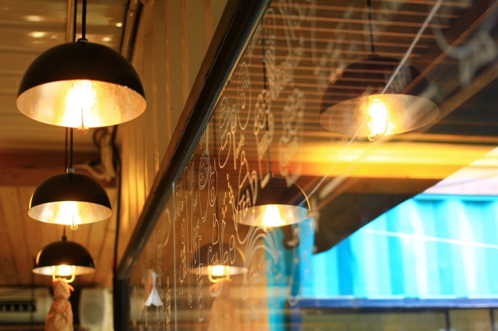 потолочные светильники в ресторане фото